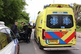 Scooterrijder raakt stoeprand en komt hard ten val