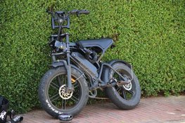 Fatbike botst tegen auto in Hoofddorp