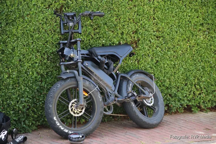 Fatbike botst tegen auto in Hoofddorp
