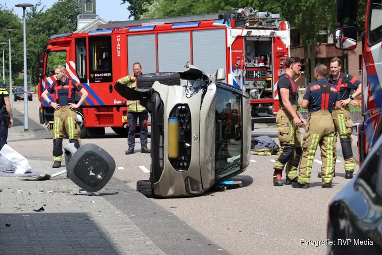 Auto op z'n kant na eenzijdig ongeval