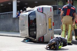 Auto op z'n kant na eenzijdig ongeval