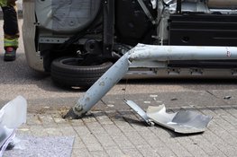 Auto op z'n kant na eenzijdig ongeval