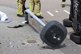 Auto op z'n kant na eenzijdig ongeval