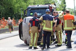 Auto op z'n kant na eenzijdig ongeval