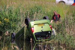 Personenauto belandt op zijn kop in het water, overlast voor verkeer