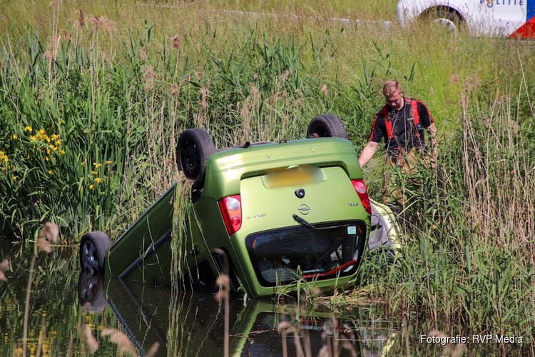 Personenauto belandt op zijn kop in het water, overlast voor verkeer