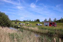 Personenauto belandt op zijn kop in het water, overlast voor verkeer