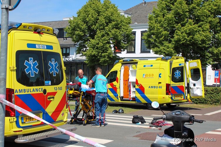 Twee gewonden na aanrijding tussen scooter en bestelbus in Hoofddorp