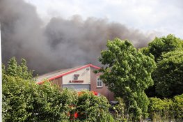 Grote brand bij bouwbedrijf. Zwarte rookwolken in wijde omgeving te zien, NL alert verzonden