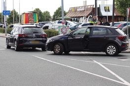 Persoon nagekeken in ambulance na aanrijding tussen twee personenauto's in Hoofddorp
