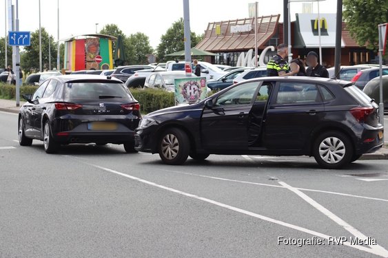 Persoon nagekeken in ambulance na aanrijding tussen twee personenauto's in Hoofddorp