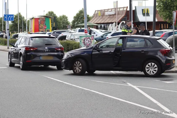 Persoon nagekeken in ambulance na aanrijding tussen twee personenauto's in Hoofddorp