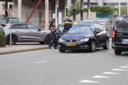 Persoon nagekeken in ambulance na aanrijding tussen twee personenauto's in Hoofddorp
