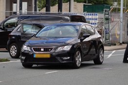 Persoon nagekeken in ambulance na aanrijding tussen twee personenauto's in Hoofddorp