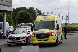 Persoon nagekeken in ambulance na aanrijding tussen twee personenauto's in Hoofddorp