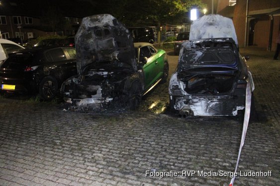 Twee auto’s uitgebrand op parkeerplaats in Hoofddorp