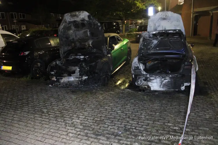 Twee auto’s uitgebrand op parkeerplaats in Hoofddorp