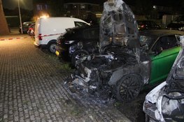 Twee auto’s uitgebrand op parkeerplaats in Hoofddorp