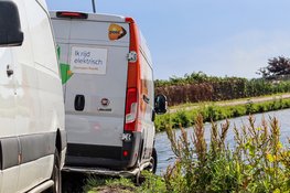 PostNL-bestelbus bijna te water langs Spaarnwouderweg in Vijfhuizen
