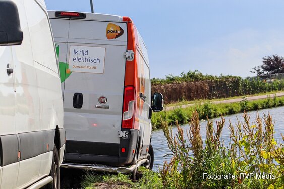 PostNL-bestelbus bijna te water langs Spaarnwouderweg in Vijfhuizen