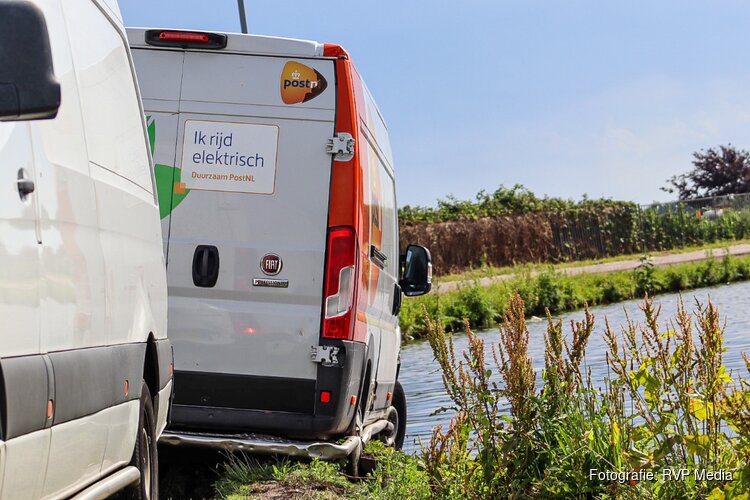 PostNL-bestelbus bijna te water langs Spaarnwouderweg in Vijfhuizen