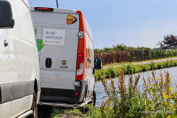 PostNL-bestelbus bijna te water langs Spaarnwouderweg in Vijfhuizen