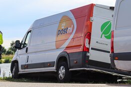 PostNL-bestelbus bijna te water langs Spaarnwouderweg in Vijfhuizen
