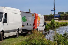 PostNL-bestelbus bijna te water langs Spaarnwouderweg in Vijfhuizen