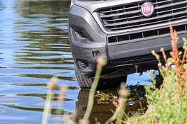 PostNL-bestelbus bijna te water langs Spaarnwouderweg in Vijfhuizen
