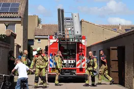 Dakbrand in Hoofddorp: brandweer verwijdert zonnepanelen van woning