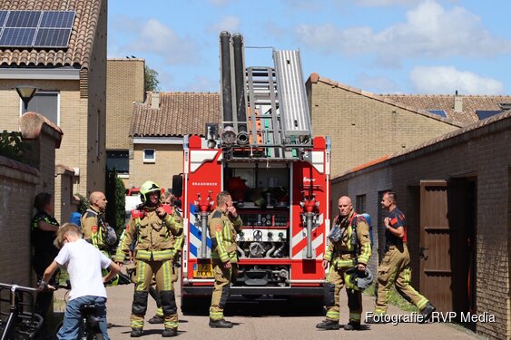 Dakbrand in Hoofddorp: brandweer verwijdert zonnepanelen van woning