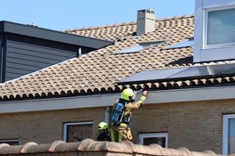 Dakbrand in Hoofddorp: brandweer verwijdert zonnepanelen van woning