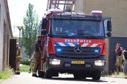 Dakbrand in Hoofddorp: brandweer verwijdert zonnepanelen van woning