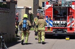 Dakbrand in Hoofddorp: brandweer verwijdert zonnepanelen van woning