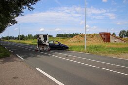 Auto met aanhanger schaart door te zwaar gewicht in Nieuw-Vennep