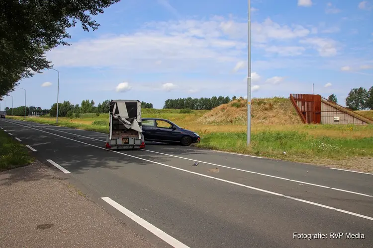 Auto met aanhanger schaart door te zwaar gewicht in Nieuw-Vennep