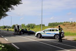 Auto met aanhanger schaart door te zwaar gewicht in Nieuw-Vennep