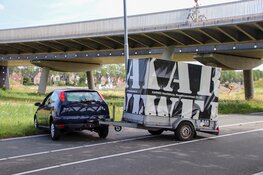 Auto met aanhanger schaart door te zwaar gewicht in Nieuw-Vennep