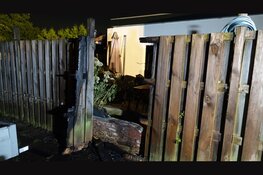 Schutting vliegt in brand door houtkachel in Zwanenburg