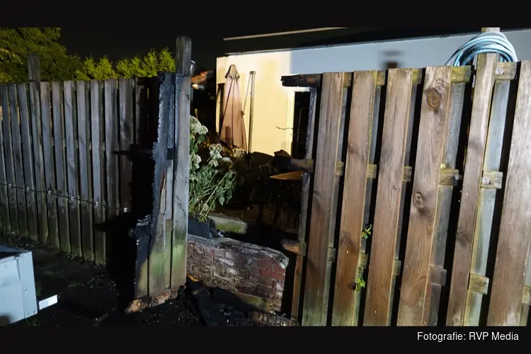 Schutting vliegt in brand door houtkachel in Zwanenburg