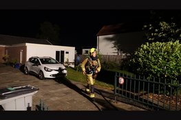 Schutting vliegt in brand door houtkachel in Zwanenburg