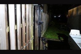 Schutting vliegt in brand door houtkachel in Zwanenburg