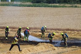 Graan vliegt in brand op akker in Beinsdorp. Brandweer schaalt op naar grote brand.