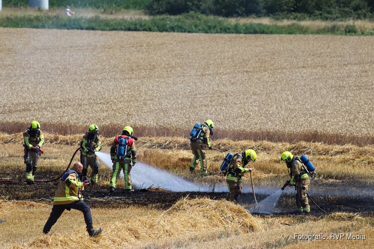 Graan vliegt in brand op akker in Beinsdorp. Brandweer schaalt op naar grote brand.