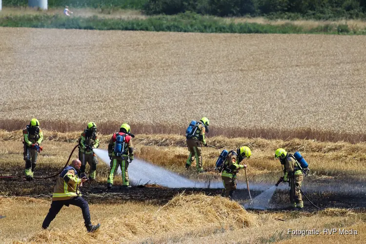 Graan vliegt in brand op akker in Beinsdorp. Brandweer schaalt op naar grote brand.