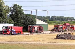 Graan vliegt in brand op akker in Beinsdorp. Brandweer schaalt op naar grote brand.