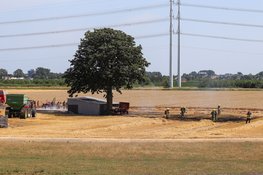Graan vliegt in brand op akker in Beinsdorp. Brandweer schaalt op naar grote brand.