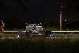 Gewonde nadat auto over de kop slaat op N205