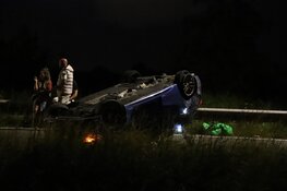 Gewonde nadat auto over de kop slaat op N205