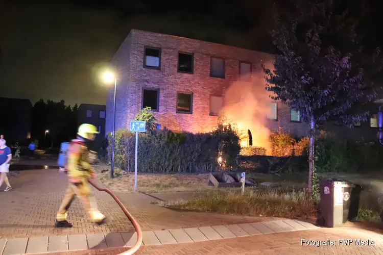 Brand na explosie bij woning in Cruquius